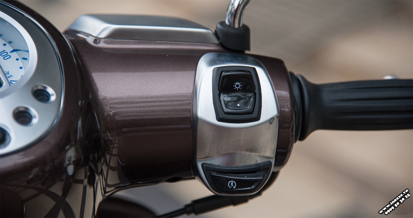 Cụm công tắc bên phải của Peugeot Django