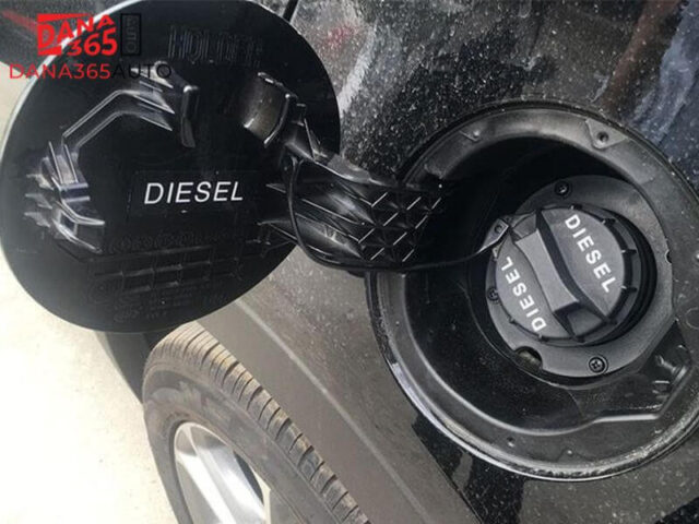 Nắp bình nhiên liệu của xe ô tô chạy bằng dầu với ký hiệu rõ ràng