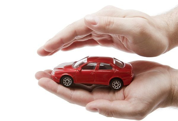 Kỹ thuật viên đang kiểm tra và sửa chữa phần thân vỏ xe ô tô bị hư hỏng tại gara liên kết với Bảo Việt