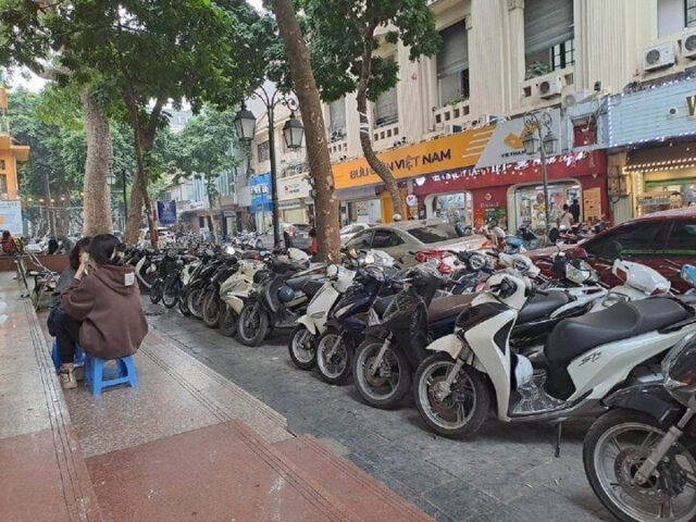 Khó khăn khi tìm chỗ gửi xe ô tô tại các khu vực đông đúc