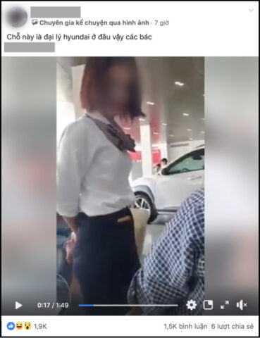 Nữ nhân viên đại lý xe ô tô Hyundai hỗ trợ khách hàng hoàn tất thủ tục mua xe