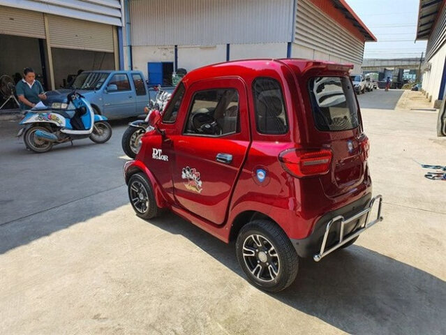 Chiếc Chery QQ, biểu tượng của dòng xe ô tô Trung Quốc giá rẻ năm 2012, với thiết kế nhỏ gọn và mức giá siêu cạnh tranh.