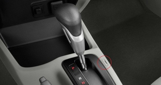 Người lái xe thao tác nút Shift-lock, một trong các chi tiết trên xe ô tô giúp chuyển số khi xe không nổ máy