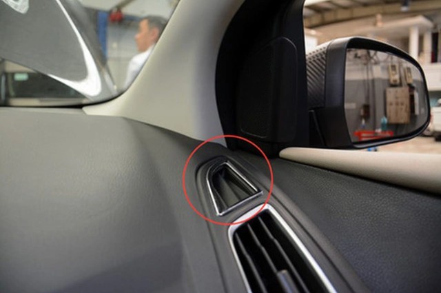 Các khe thông gió nhỏ trên bảng táp lô gần cột A, một trong các chi tiết hỗ trợ sấy kính trên xe ô tô