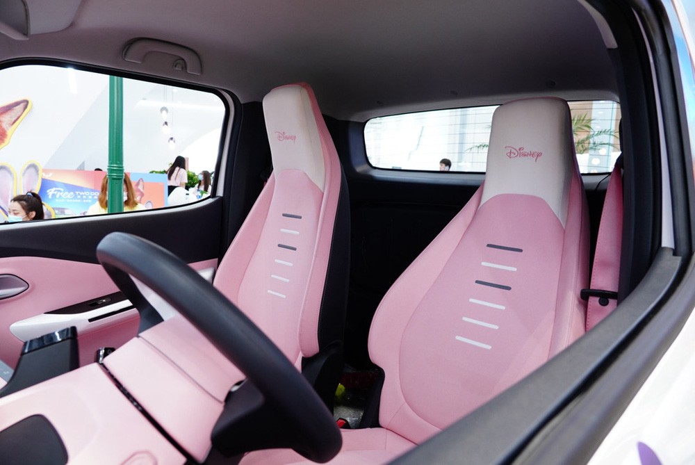 Chi tiết tựa đầu ghế thêu chữ &quot;Disney&quot; trên Wuling Nano EV, nét riêng của dòng xe ô tô 70 triệu