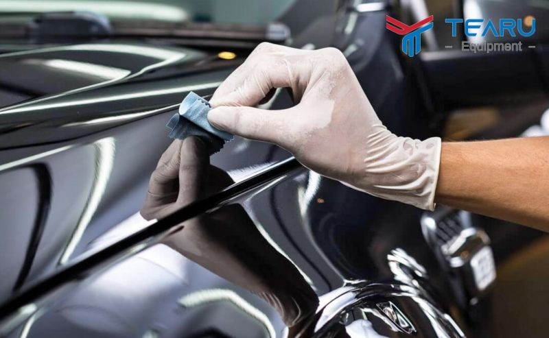 Kỹ thuật viên đang thực hiện quy trình phủ ceramic xe ô tô chuyên nghiệp
