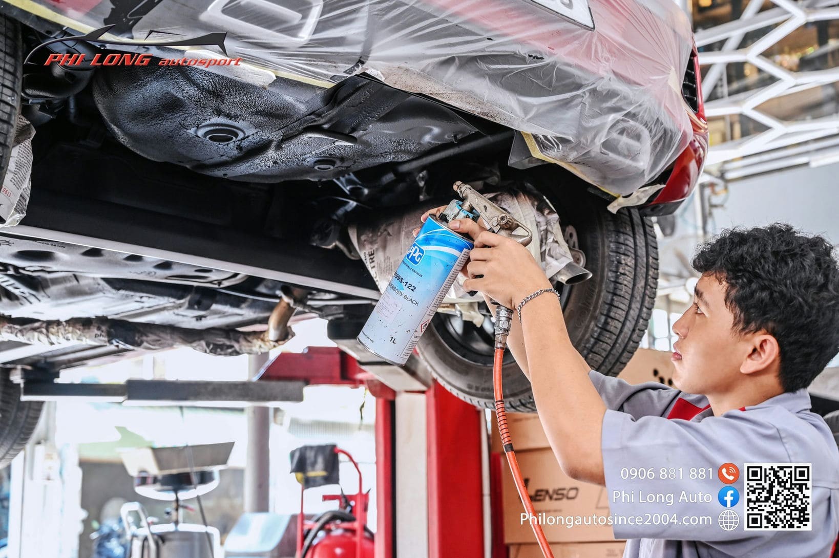 Kỹ thuật viên đang phun lớp phủ gầm