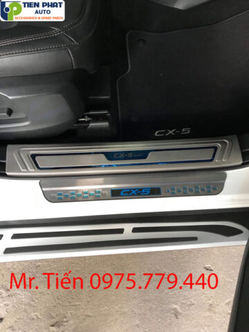 Nẹp bước chân chống trầy xước, phụ kiện xe ô tô CX5 cần thiết cho nội thất