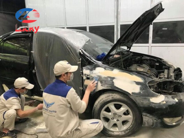 Thợ đang thực hiện xả nhám bề mặt xe ô tô trước khi sơn