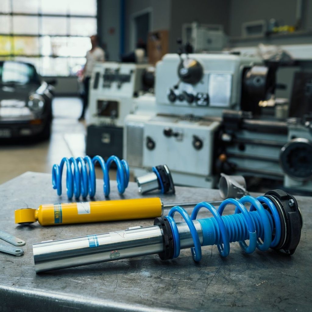 Phuộc Bilstein cao cấp của Đức, là một trong những yếu tố ảnh hưởng đến giá xe ô tô Toyota Highlander với các option.