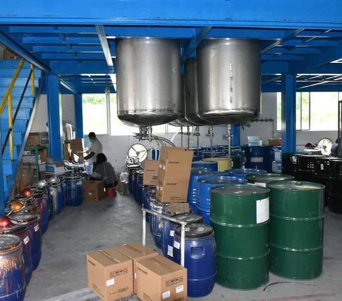 Khu vực đóng gói và chuẩn bị vận chuyển sản phẩm sơn xe ô tô màu trắng bạc