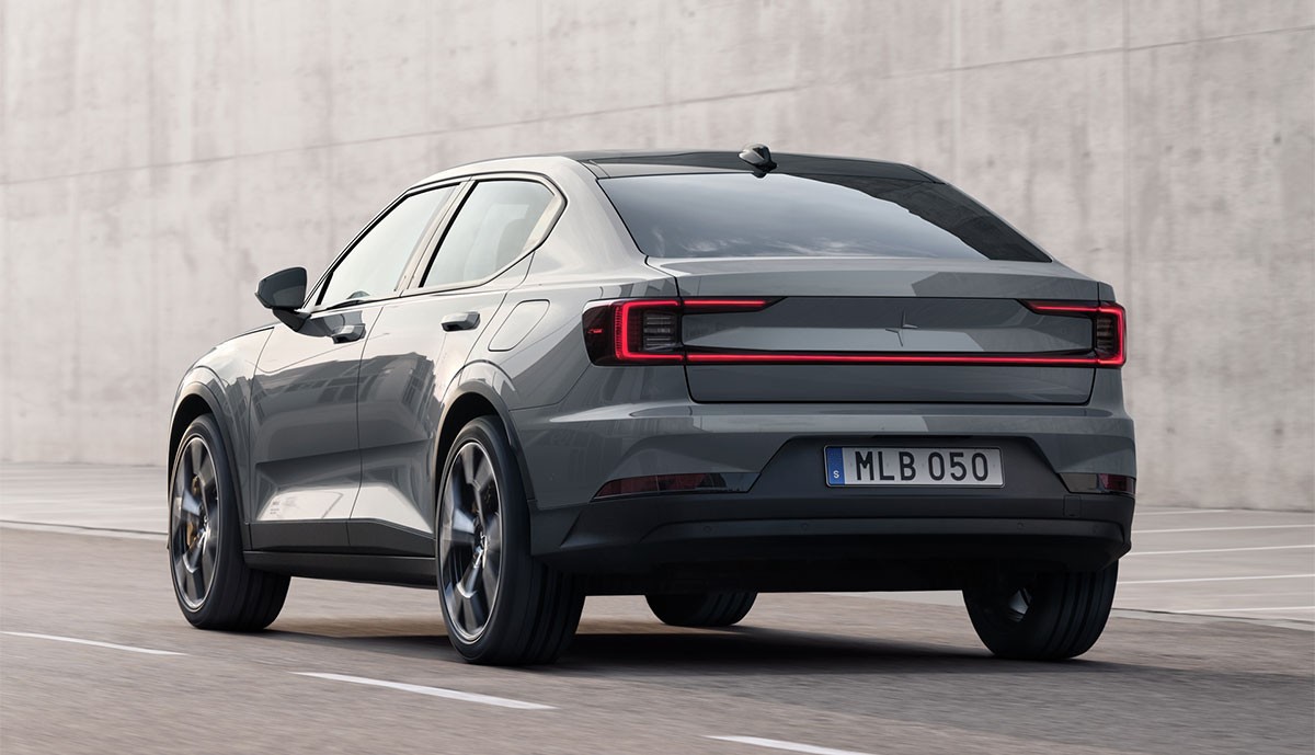Polestar 2 trên đường, thể hiện động lực vận hành xuất sắc và công nghệ hỗ trợ bởi Google.