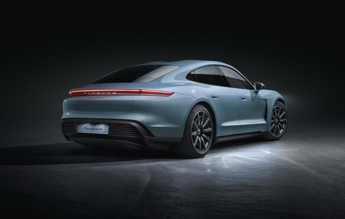 Thiết kế nội thất sang trọng và hiện đại của Porsche Taycan 4S, thể hiện sự đột phá về công nghệ.