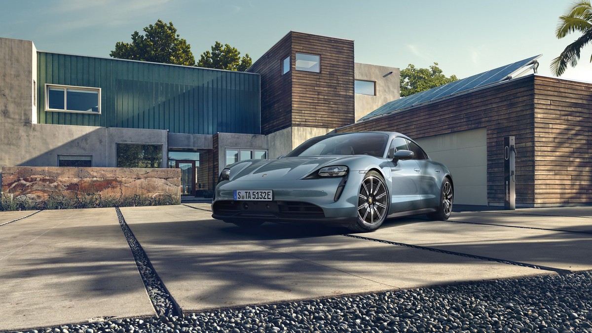 Porsche Taycan 4S màu xanh thể thao, đại diện cho xe điện hạng sang hiệu năng cao trong bảng xếp hạng xe ô tô.