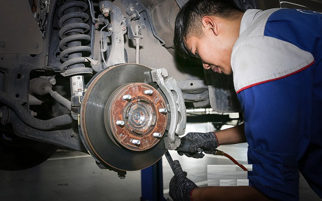 Quy trình thay dầu thắng xe ô tô