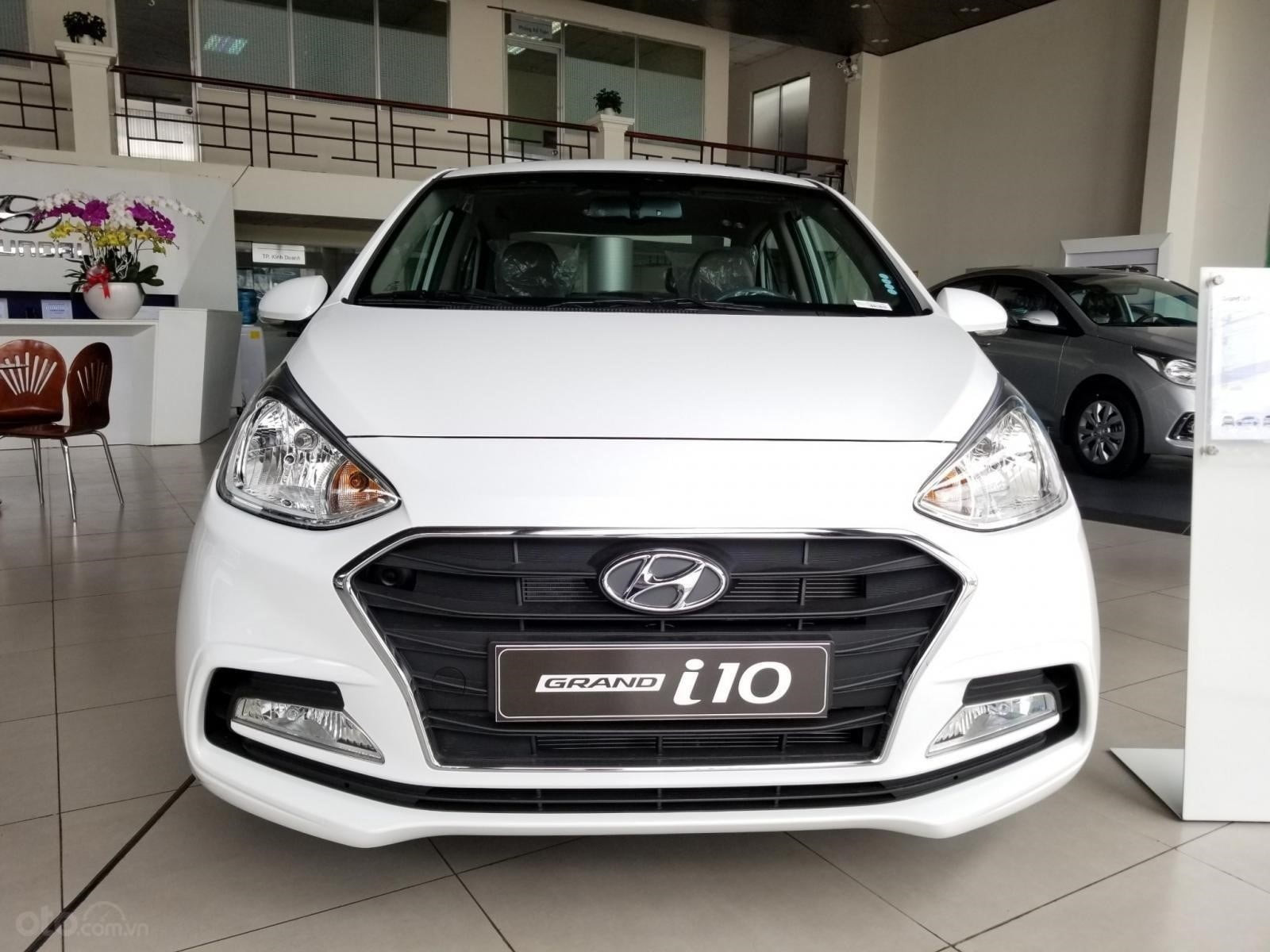 Người lái xe kiểm tra lốp ô tô 4 chỗ trước khi bàn giao dịch vụ thuê xe ô tô 4 chỗ TPHCM
