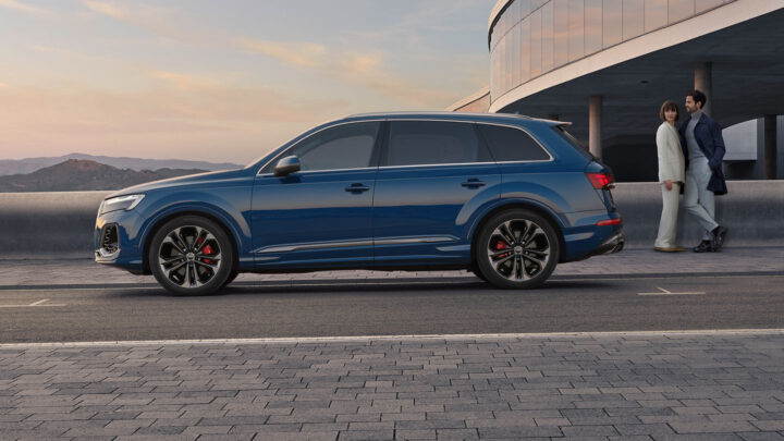 Audi Q7 màu xanh đậm nổi bật, thể hiện vẻ đẹp mạnh mẽ và sang trọng của mẫu SUV 7 chỗ