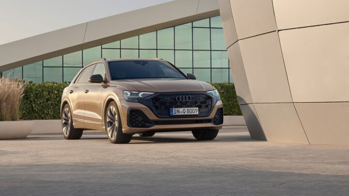 Audi Q8 màu xám titan, thể hiện vẻ đẹp sang trọng và mạnh mẽ của mẫu SUV coupe