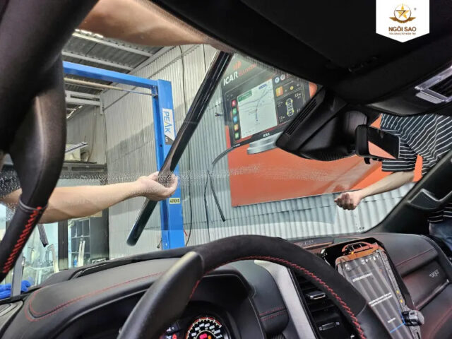 Phim cách nhiệt cho kính lái và kính sườn xe ô tô theo quy định dán kính