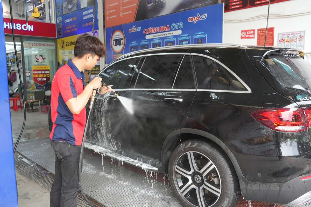 Rửa xe detailing kỹ lưỡng, bước đầu tiên của quy trình phủ ceramic xe ô tô