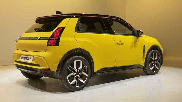 Cận cảnh chi tiết đèn hậu Renault 5 E-Tech Electric, thể hiện sự chú ý đến từng đường nét của mẫu xe ô tô chuẩn bị ra mắt