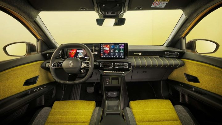 Renault 5 E-Tech Electric với màu sơn rực rỡ, phù hợp với phong cách đô thị trẻ trung và năng động của mẫu xe ô tô chuẩn bị ra mắt này