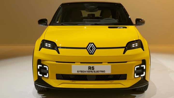 Mẫu xe Renault 5 E-Tech 2024 với thiết kế đèn pha và lưới tản nhiệt hiện đại, đại diện cho thế hệ xe ô tô chuẩn bị ra mắt đầy hứa hẹn