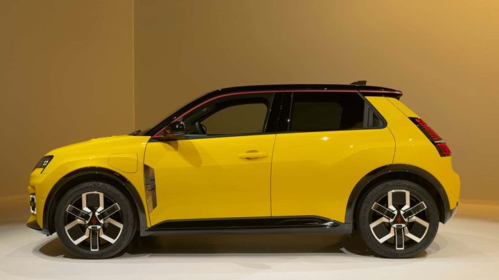 Góc nhìn cận cảnh Renault 5 E-Tech Electric, làm nổi bật đường nét thiết kế tinh tế của mẫu xe ô tô chuẩn bị ra mắt này