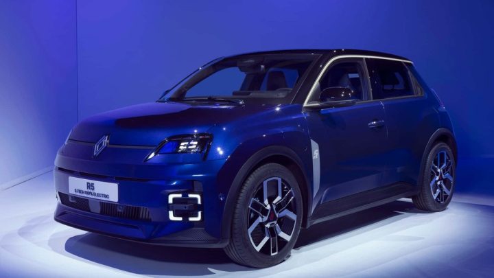 Renault 5 E-Tech Electric từ góc nhìn thấp, tôn lên vẻ thể thao và năng động của mẫu xe ô tô chuẩn bị ra mắt này