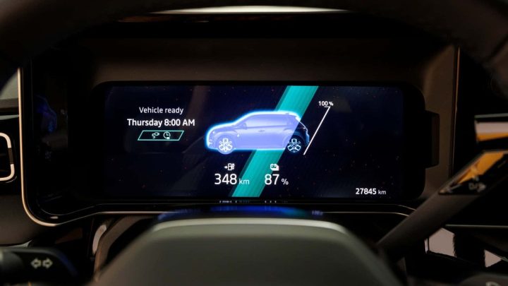 Phần đầu xe Renault 5 E-Tech Electric với biểu tượng Renault nổi bật, thể hiện sự hiện đại và bản sắc của mẫu xe ô tô chuẩn bị ra mắt này