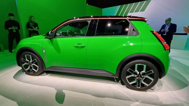 Renault 5 E-Tech Electric với màu xanh Pop Grün nổi bật, thu hút mọi ánh nhìn khi là một trong những xe ô tô chuẩn bị ra mắt đầy phong cách