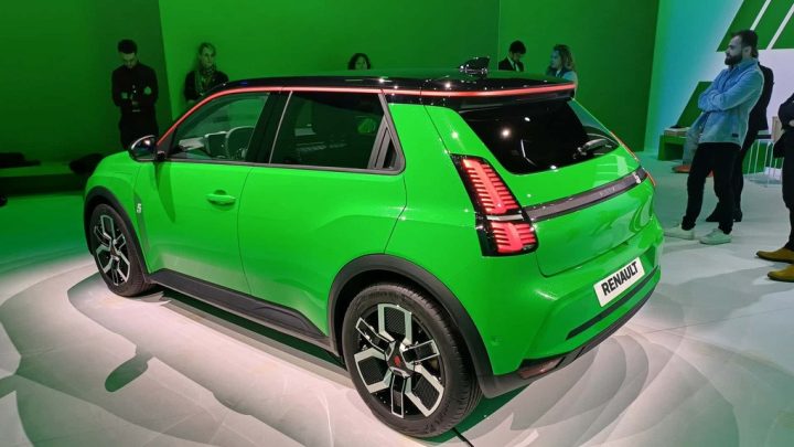 Renault 5 E-Tech Electric với màu xanh Pop Grün từ góc độ khác, làm rõ hơn đường nét khí động học của mẫu xe ô tô chuẩn bị ra mắt này