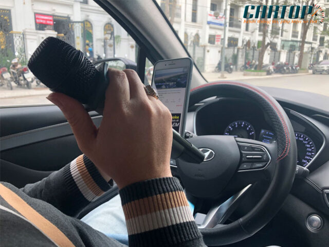 Một bộ micro karaoke không dây chuyên nghiệp dành cho xe hơi được trình bày chi tiết