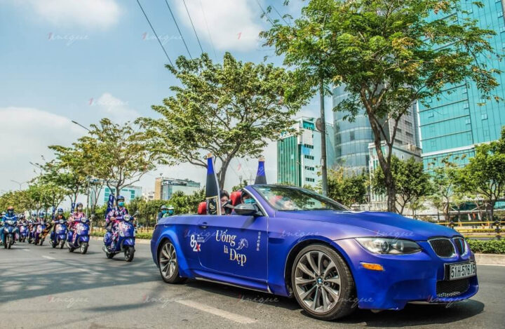 Xe ô tô mui trần Mercedes-Benz màu hồng nổi bật trong quảng cáo