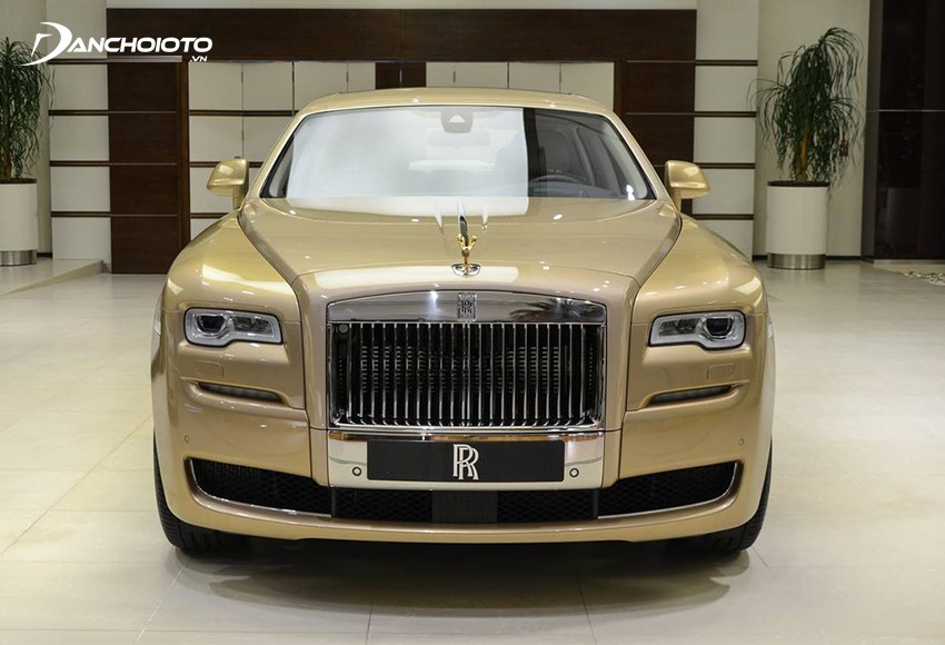 Rolls-Royce Ghost, mẫu sedan siêu sang với thiết kế tinh tế và hiện đại, một phần của gia đình xe ô tô Rolls-Royce