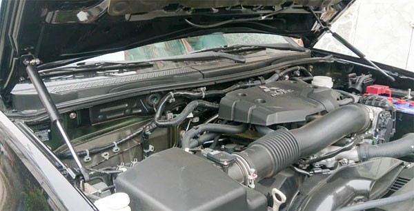 Chuẩn bị vệ sinh máy xe ô tô bằng cách mở capo