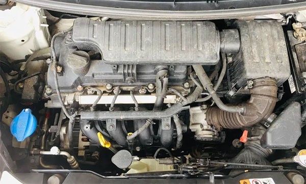 Bước vệ sinh khoang động cơ ban đầu: quét sạch lá khô và bụi