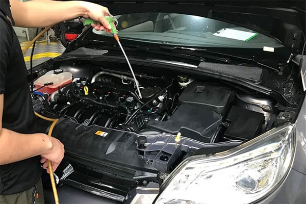 Xịt khô khoang máy xe ô tô bằng khí nén chuyên dụng
