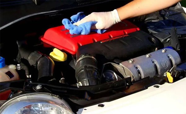 Dưỡng bóng và bảo vệ các chi tiết nhựa cao su trong khoang động cơ