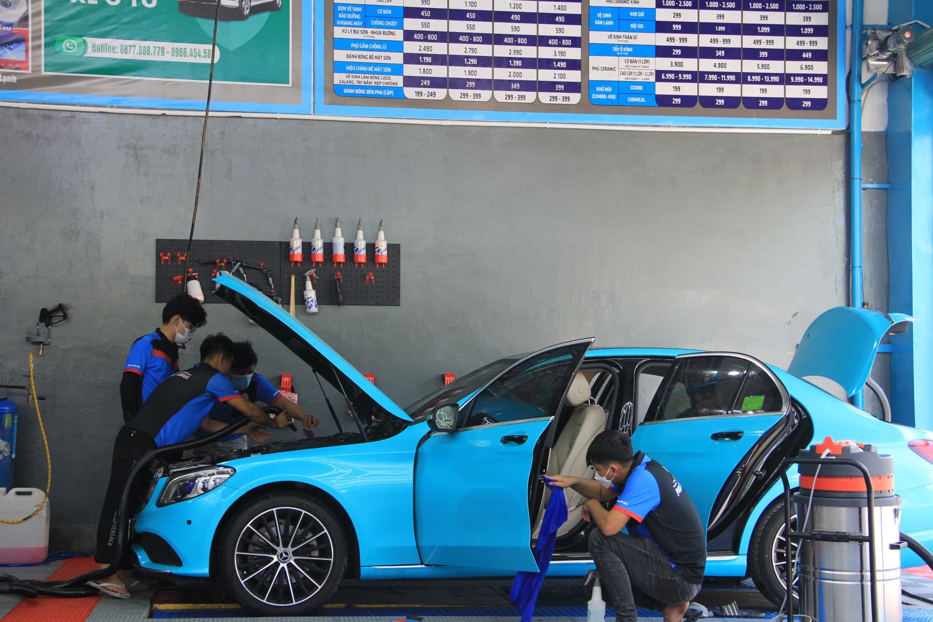 Vệ sinh nội thất xe bằng máy hút bụi chuyên dụng tại tiệm rửa xe ô tô Nha Trang.