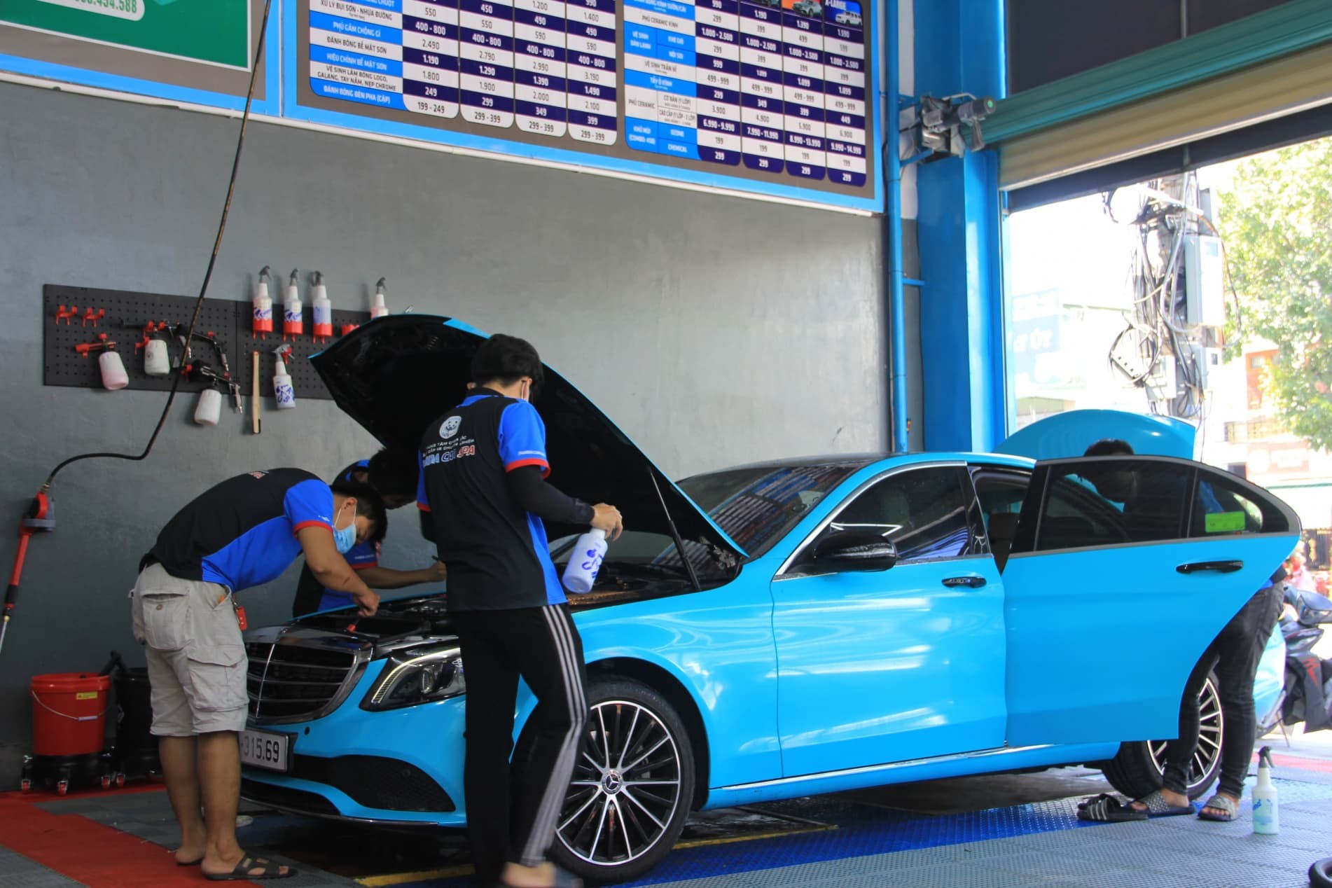 Quy trình phun bọt xà phòng lần 1 làm mềm vết bẩn tại tiệm rửa xe ô tô Nha Trang chuyên nghiệp.
