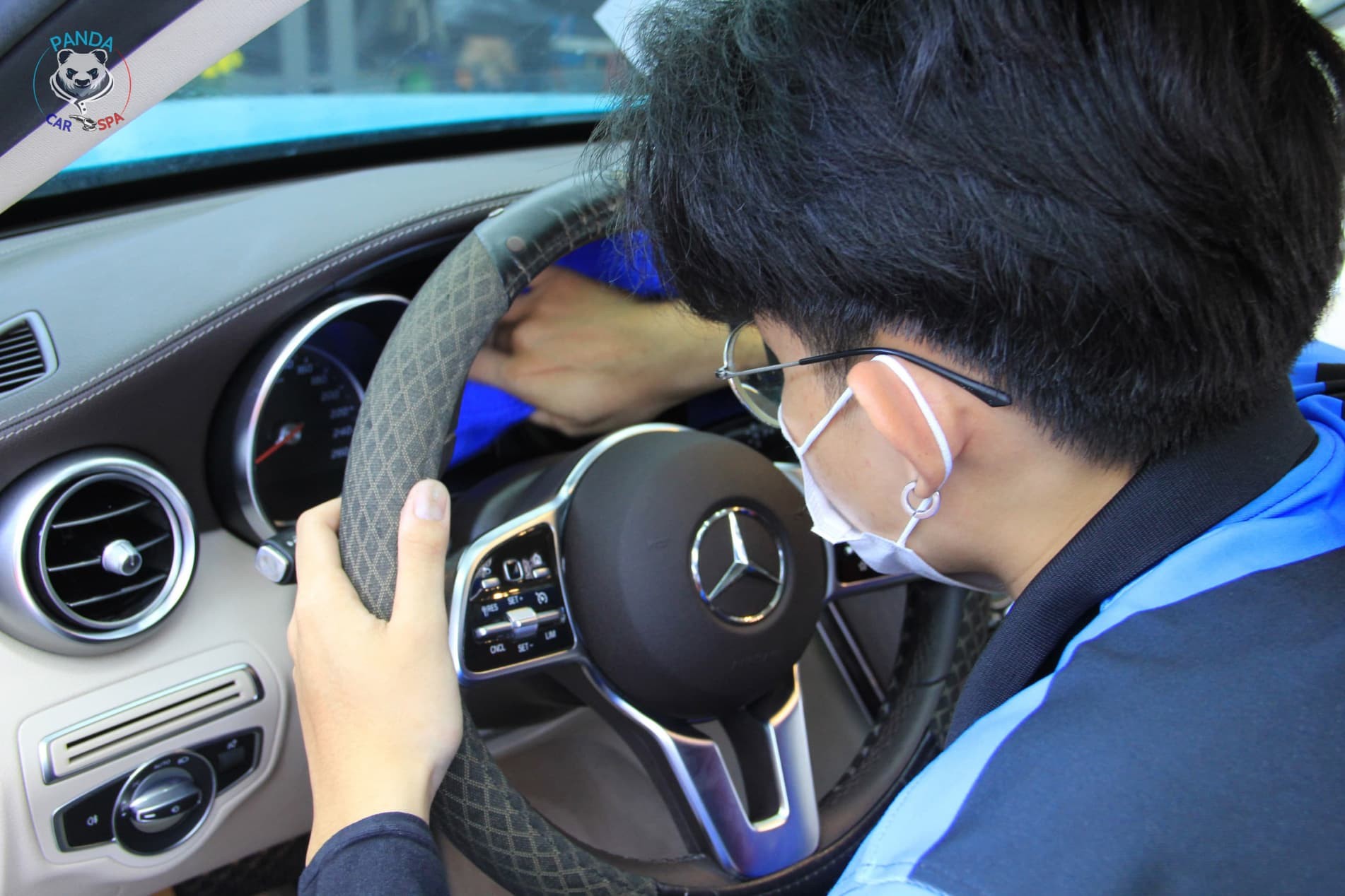 Hình ảnh một chiếc ô tô đang được vệ sinh lốp xe tại tiệm rửa xe ô tô Nha Trang.
