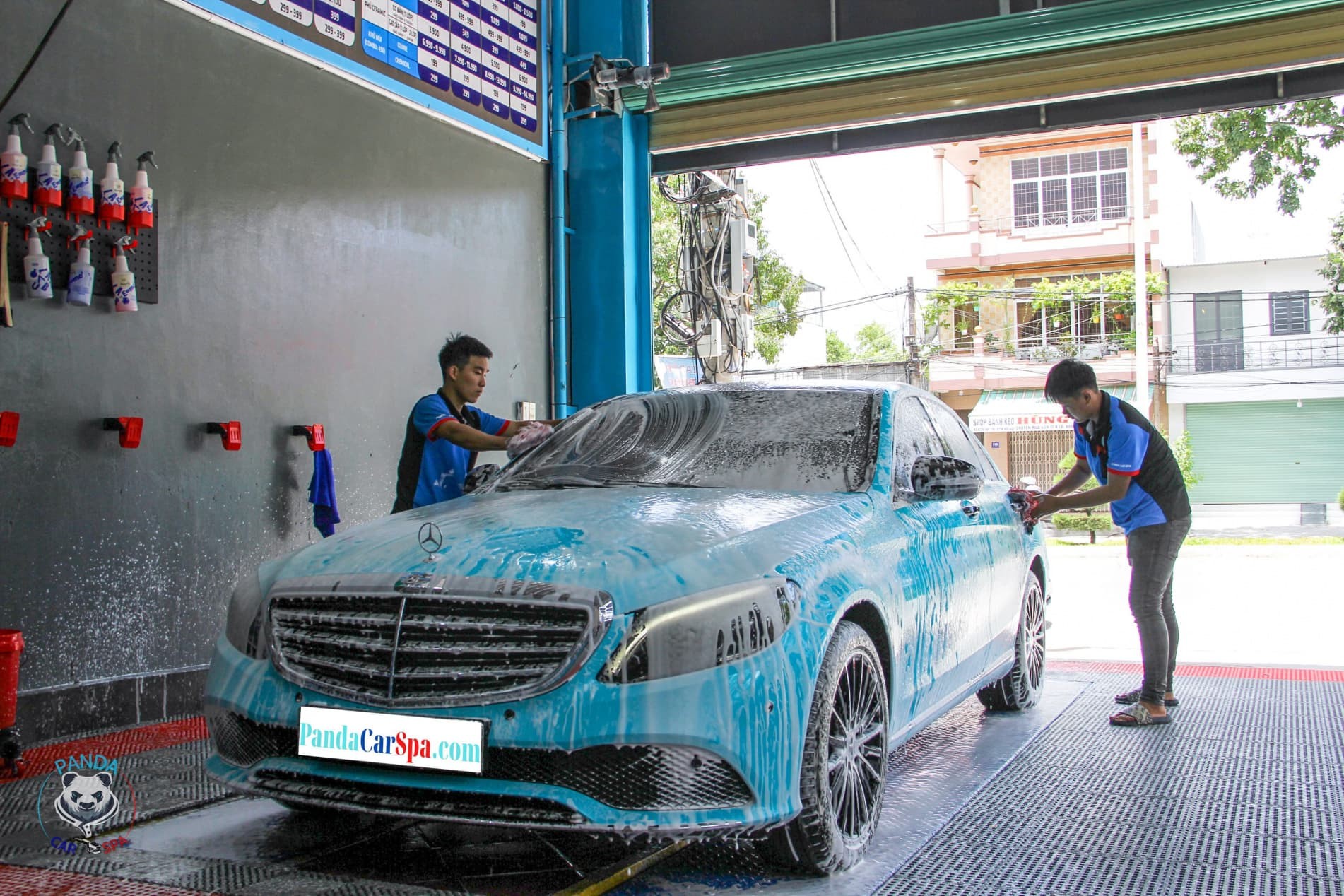 Phủ lớp bảo vệ và đánh bóng bề mặt sơn xe sau khi rửa tại tiệm rửa xe ô tô Nha Trang.