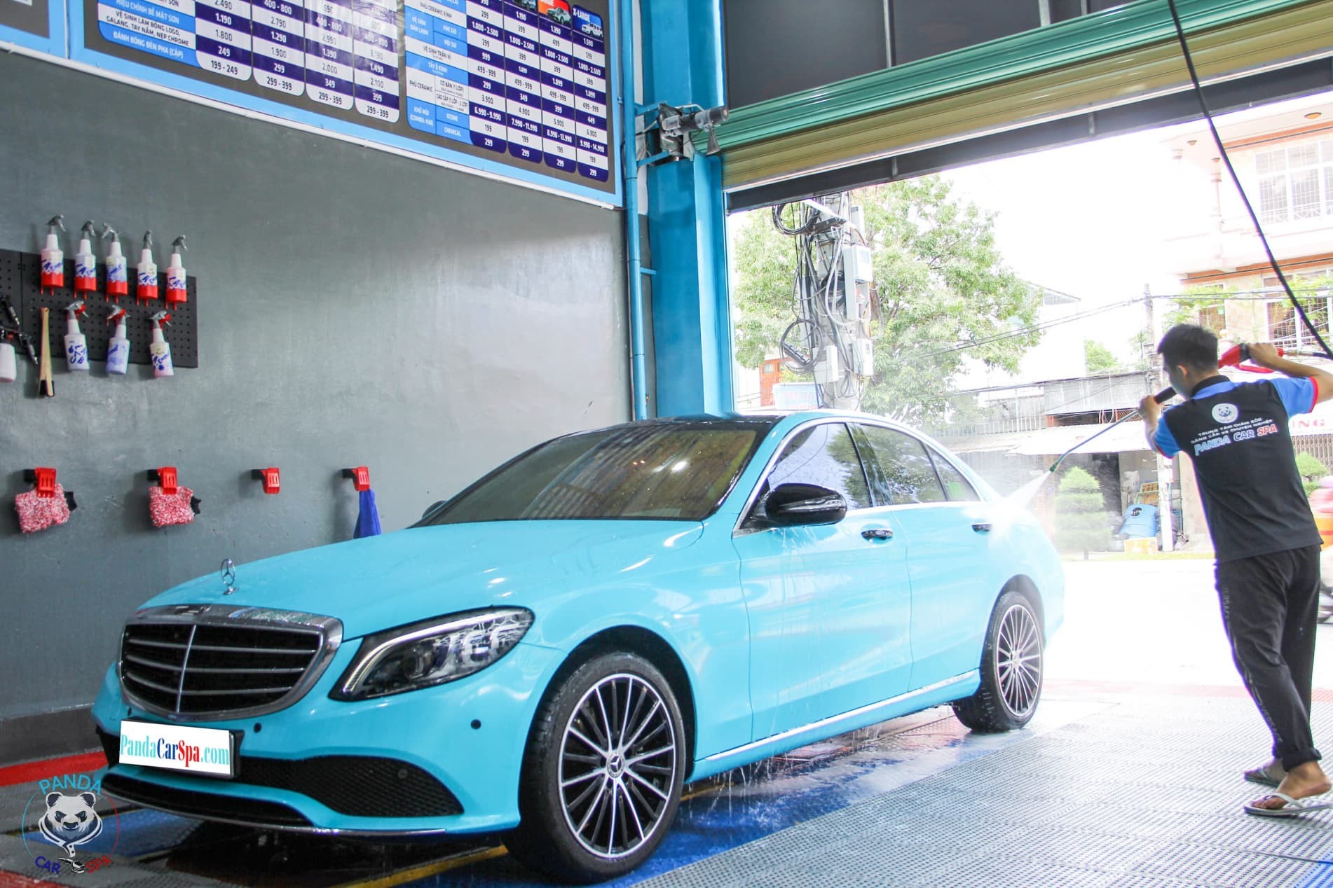 Toàn cảnh một khu vực làm việc tại Panda Car Spa, tiệm rửa xe ô tô Nha Trang uy tín.