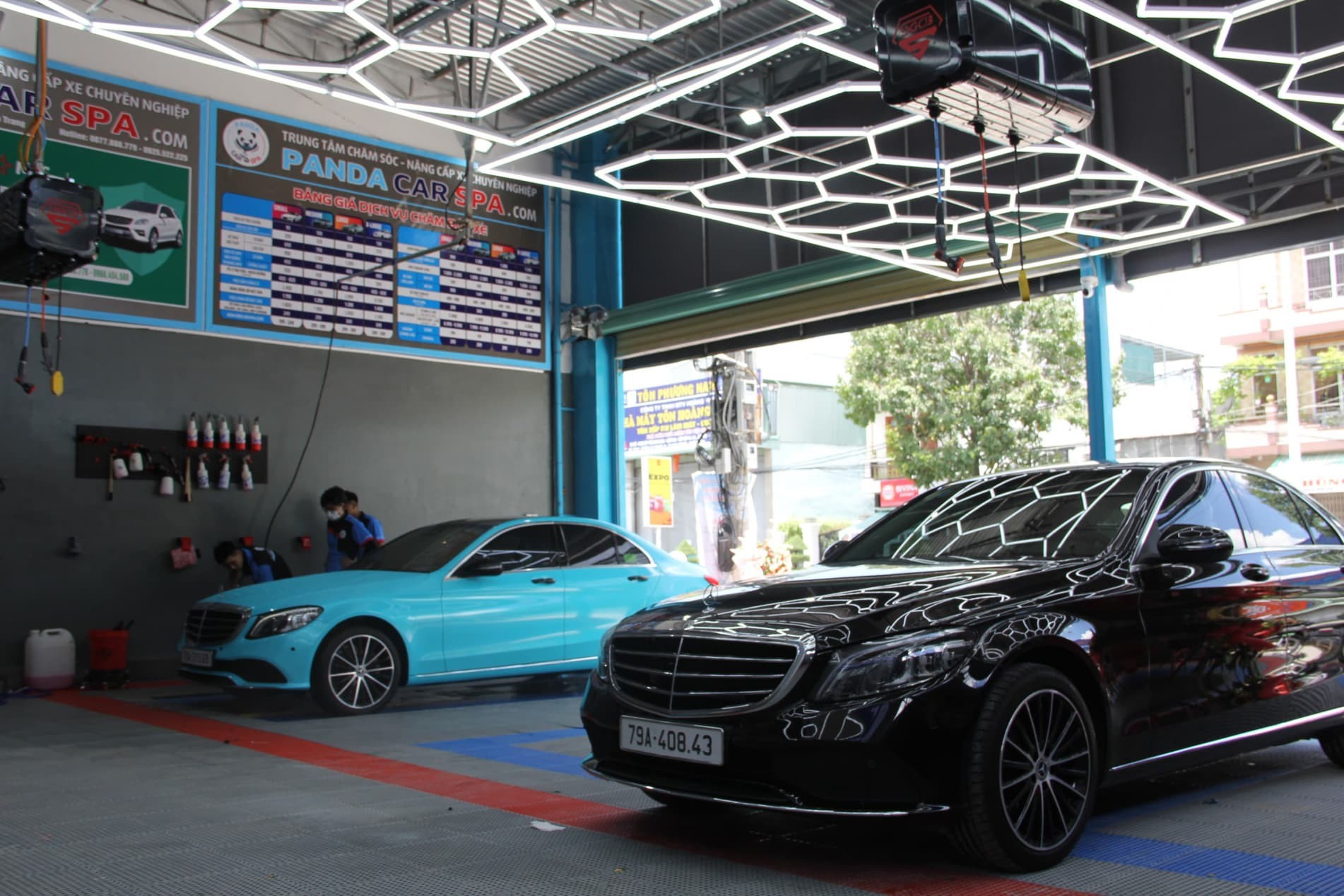 Đội ngũ nhân viên chuyên nghiệp tại tiệm rửa xe ô tô Nha Trang Panda Car Spa.