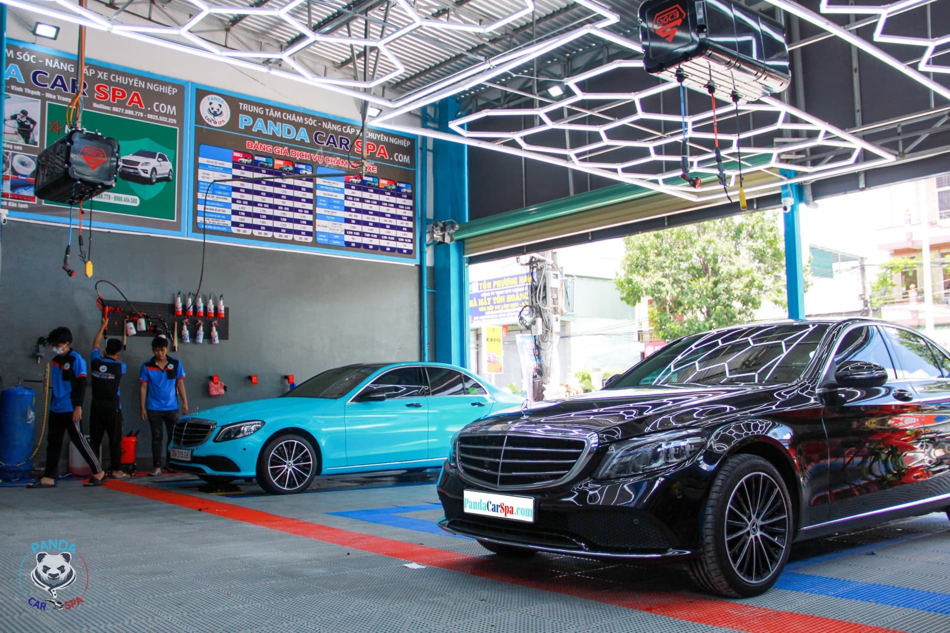 Khu vực chờ rộng rãi, tiện nghi cho khách hàng tại tiệm rửa xe ô tô Nha Trang.