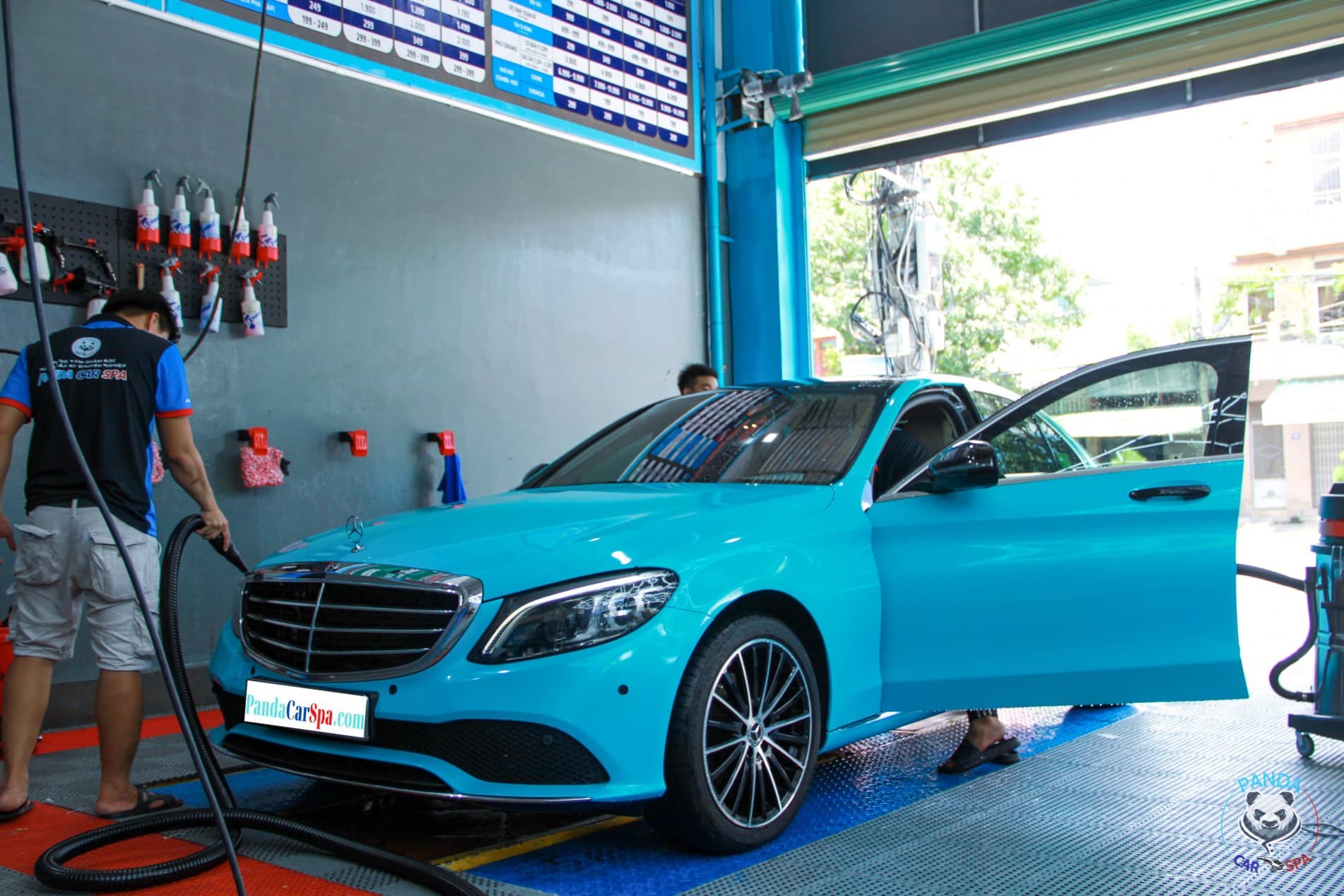Hệ thống bãi đỗ xe và khu vực rửa xe hiện đại tại tiệm rửa xe ô tô Nha Trang.