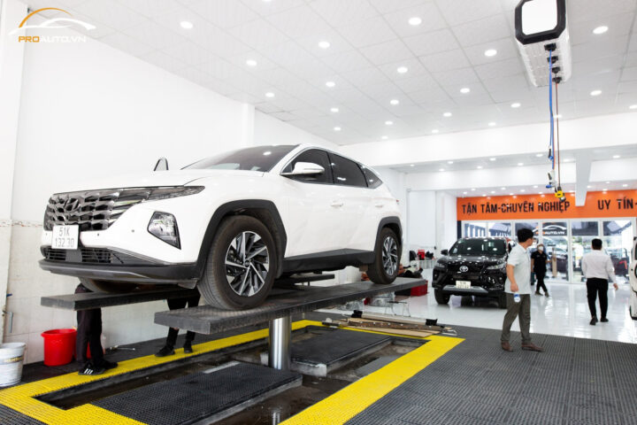 Showroom hiện đại của trung tâm rửa xe ô tô Proauto.vn