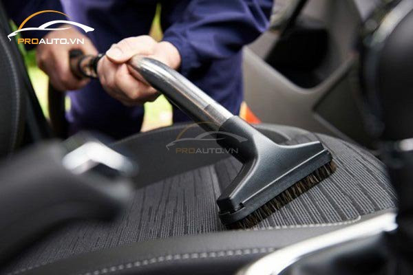 Vệ sinh khoang nội thất ô tô chuyên sâu tại các trung tâm rửa xe ô tô quận Tân Phú
