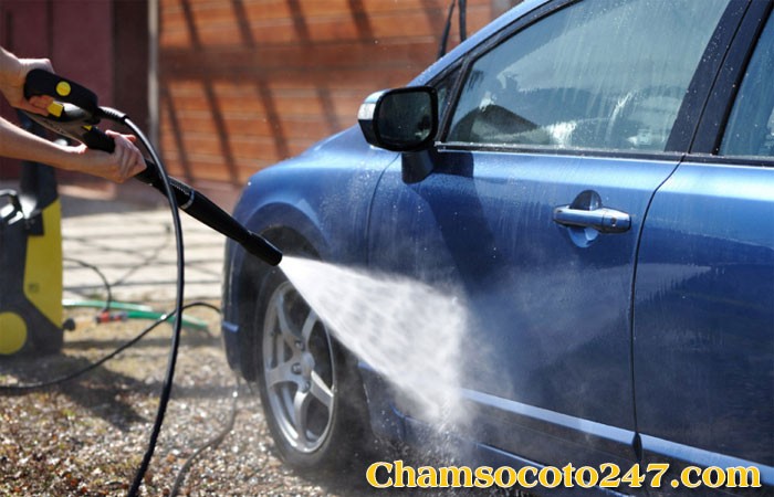 Chuyên gia rửa xe ô tô quận 11 sử dụng thiết bị chuyên dụng để làm sạch